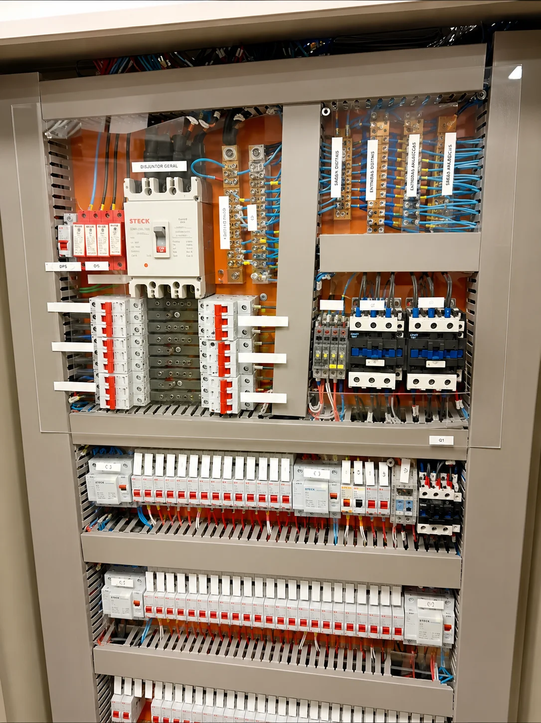 Painel industrial cinza — Engenharia Elétrica