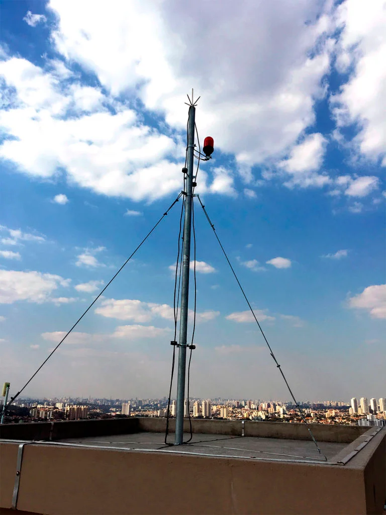 Haste SPDA instalada — proteção contra descargas atmosféricas