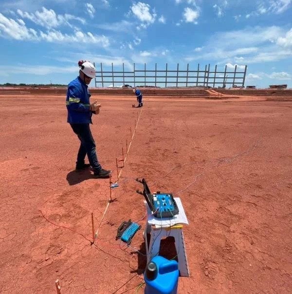 Técnico medindo aterramento em campo — conformidade técnica OMEGA