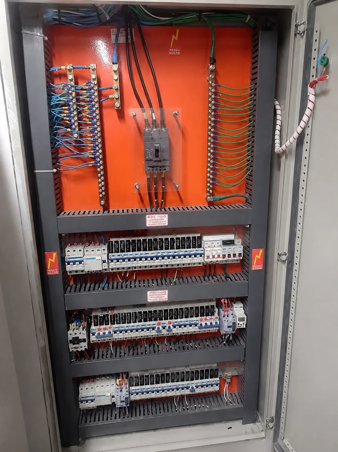 Painel laranja industrial — Manutenção Elétrica